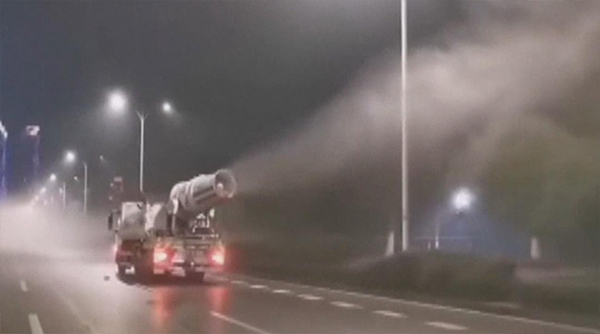 Corinavirus disinfection in WUHAN: 560 tons of disinfectants being sprayed on the streets by huge snow canons.